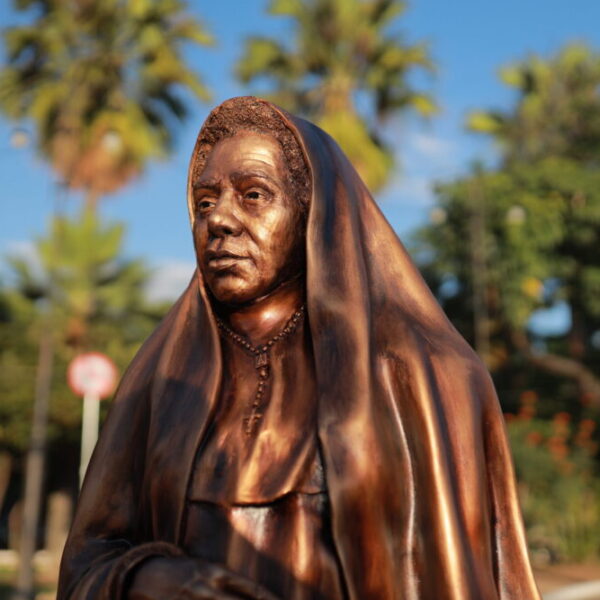 Livro conta a história de Maria de Araújo, beata negra protagonista de milagres do Padre Cícero, que foi invisibilizada pela Igreja