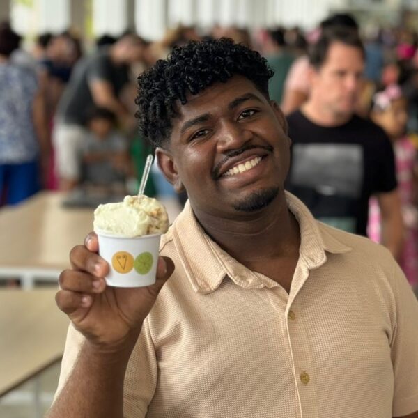 No Ceará, jovem quilombola cria sorvete à base de mandioca em homenagem à cultura alimentar do seu território