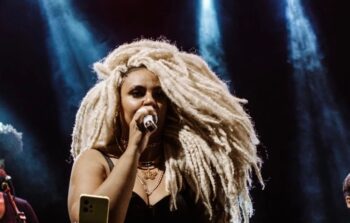 Após ser chamada de “cabelo de macaco”, cantora denuncia racismo sofrido em SAC na Bahia