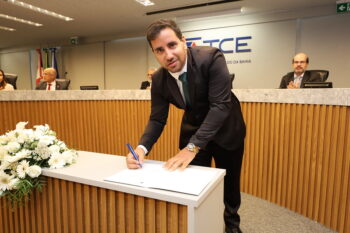 Candidato toma posse no Tribunal de Contas da Bahia como cotista negro mesmo após ser reprovado duas vezes pela banca de heteroidentificação