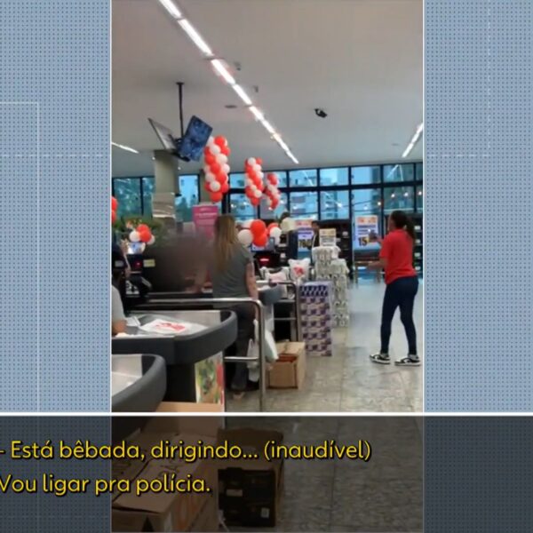“Quem essa negra pensa que é?”: Cliente que se identifica como juíza faz ataques racistas a operadora de caixa em supermercado de BH