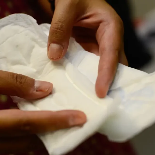 Comissão aprova projeto que inclui vítimas de catástrofes climáticas em programa de saúde menstrual