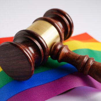 Trabalhador vítima de gordofobia e LGBTfobia receberá indenização de R$ 40 mil por danos morais, determina Justiça