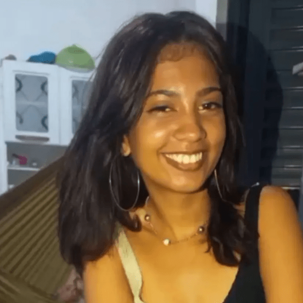Dois anos após feminicídio, UFPI homenageia ex-aluna Janaína Bezerra com cerimônia e entrega simbólica de diploma à família