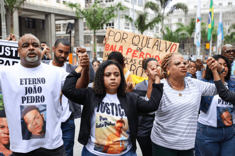 Justiça do Rio de Janeiro decide que policiais envolvidos na morte do menino João Pedro vão a júri popular, cinco anos após o crime