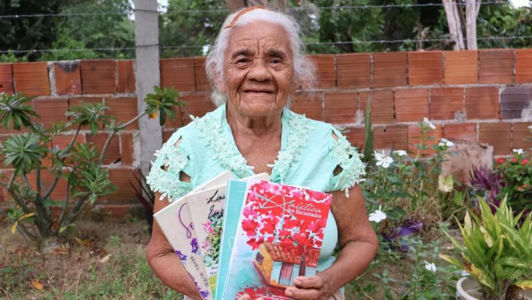 Aos 89 anos, mulher é finalista em prêmio de literatura pela primeira vez