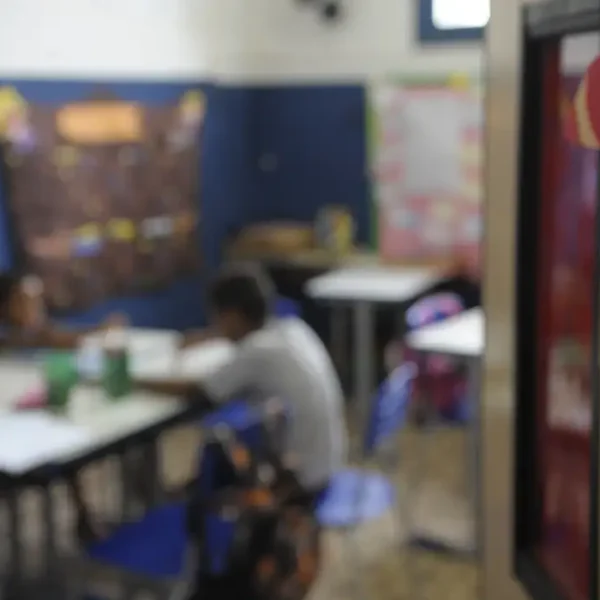 Meninos negros, indígenas e nordestinos formam perfil dos quase 1 milhão de adolescentes e crianças fora da escola no Brasil, aponta estudo