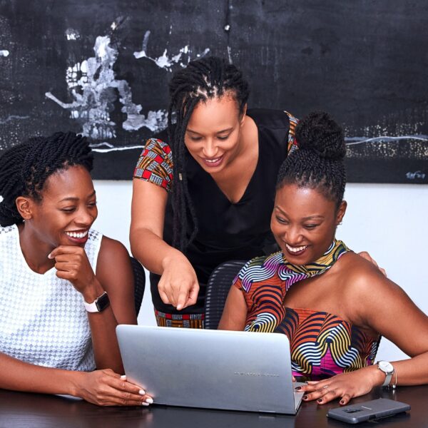 Nova lei implementa cotas para mulheres negras em conselhos de empresas estatais