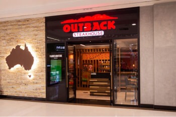 Funcionário do Outback diz que colega “deveria trabalhar mais por ser preta” e perde ação contra demissão por justa causa