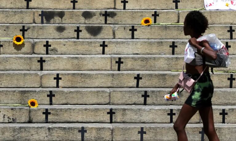 Vítimas de feminicídio por arma de fogo aumentam em 45% em 2025, revela pesquisa