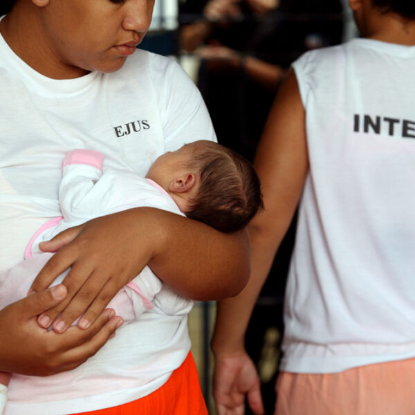 STJ retoma julgamento que pode garantir redução de pena para mães que amamentam na prisão