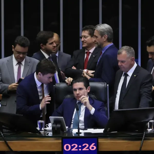 Câmara aprova “PEC da Blindagem” e busca imunizar parlamentares contra investigação judiciais