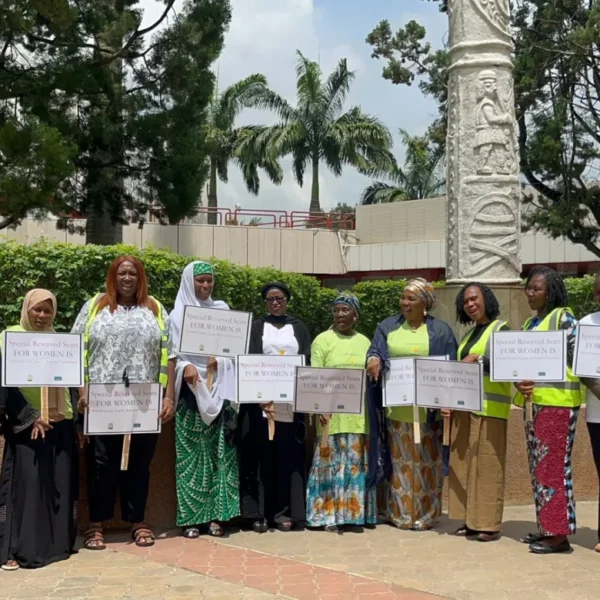 Mulheres nigerianas vão às ruas por mais espaço no Parlamento, onde apenas 4 das 109 cadeiras são ocupadas por senadoras