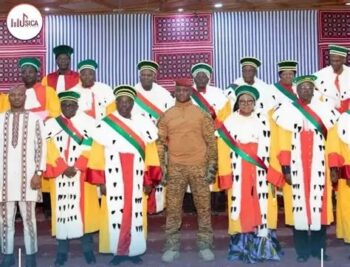 Juízes do Burkina Faso abandonam trajes europeus e passam a usar vestes pan-africanas