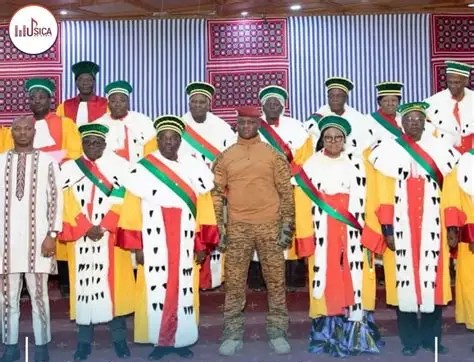 Juízes do Burkina Faso abandonam trajes europeus e passam a usar vestes pan-africanas