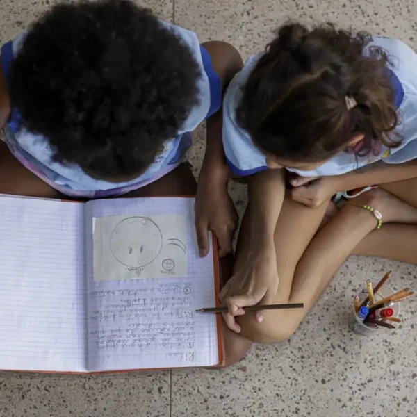 Uma em cada seis crianças brasileiras sofre racismo na primeira infância, denuncia pesquisa