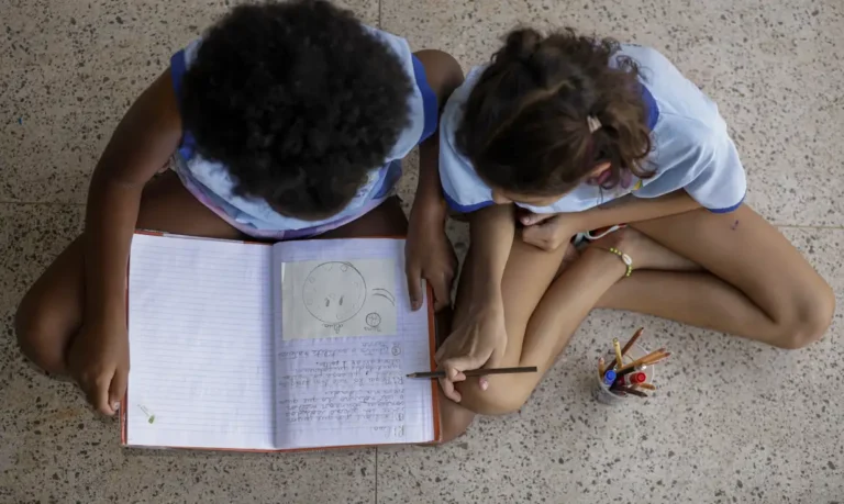 Uma em cada seis crianças brasileiras sofre racismo na primeira infância, denuncia pesquisa