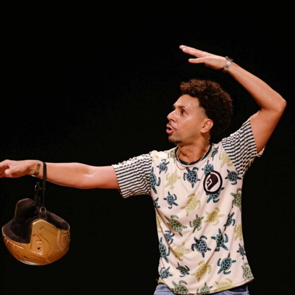 Espetáculo Jonathan ocupa o Teatro Poeira para refletir sobre resistência e memória negra no Rio de Janeiro (RJ)