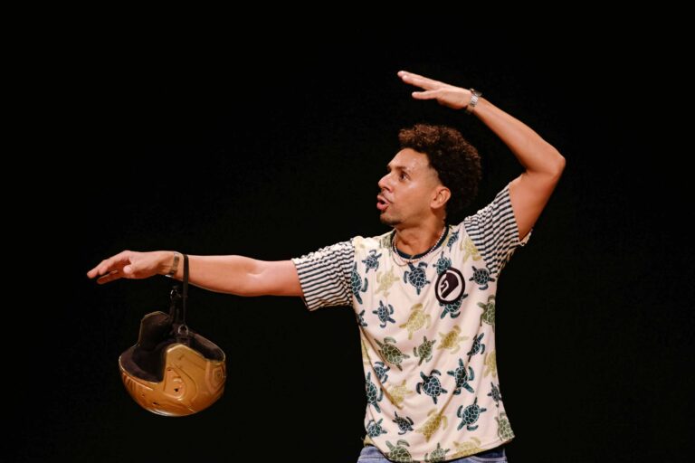 Espetáculo Jonathan ocupa o Teatro Poeira para refletir sobre resistência e memória negra no Rio de Janeiro (RJ)