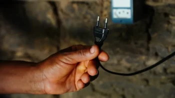 Estudo revela que mulheres negras de baixa renda pagam até oito vezes mais pela conta de luz