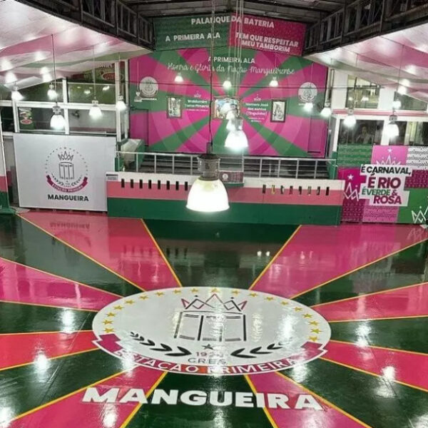 Mangueira inaugura polo de ensino superior gratuito para ritmistas e moradores da comunidade no Rio de Janeiro