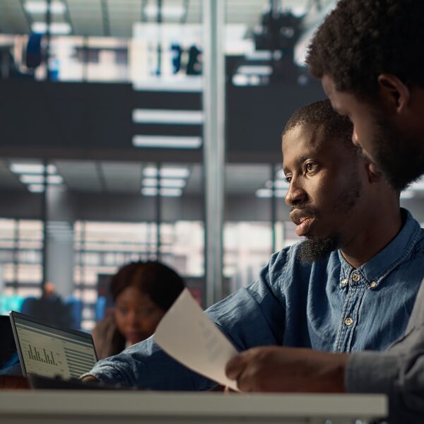 Levantamento mostra que pessoas negras ganham menos em todos setores da economia 