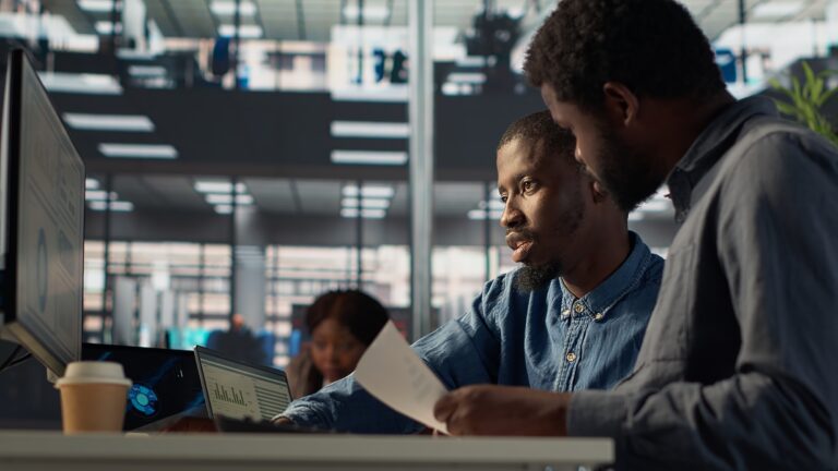 Levantamento mostra que pessoas negras ganham menos em todos setores da economia 