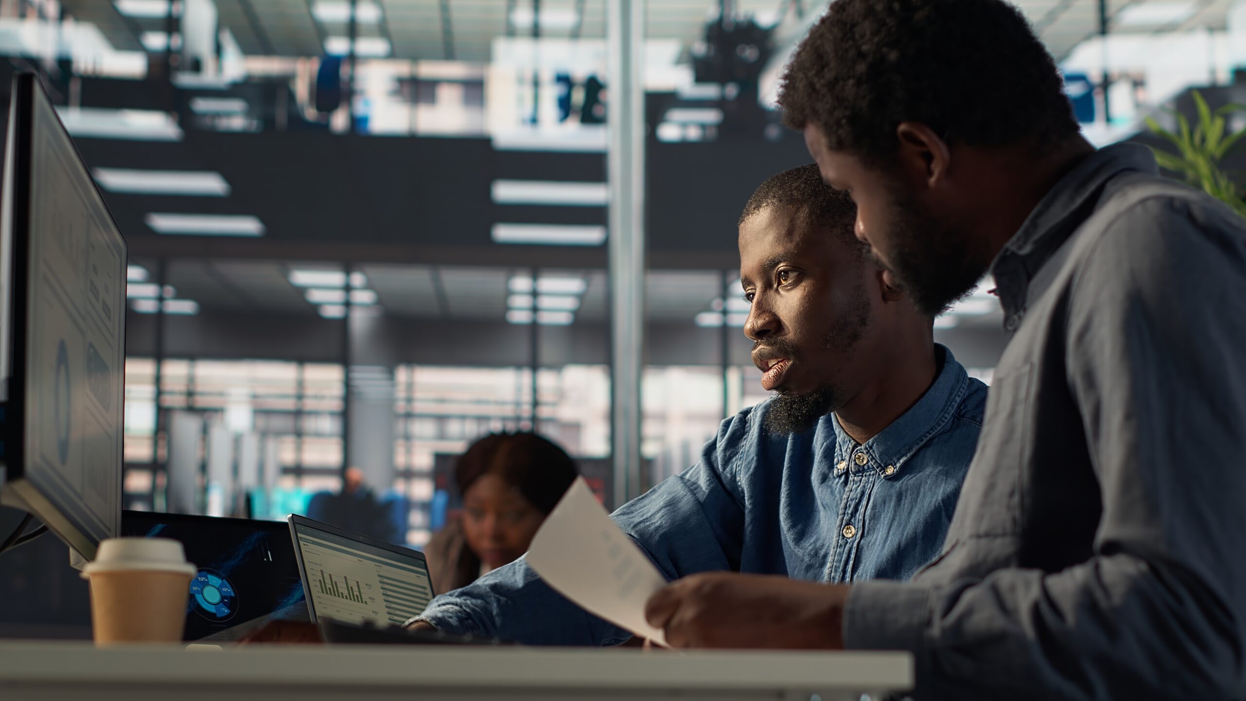 Levantamento mostra que pessoas negras ganham menos em todos setores da economia 