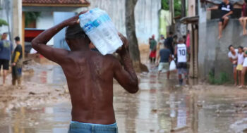 Desigualdade racial define quem mais sofre com os efeitos da crise climática no Brasil, afirma estudo