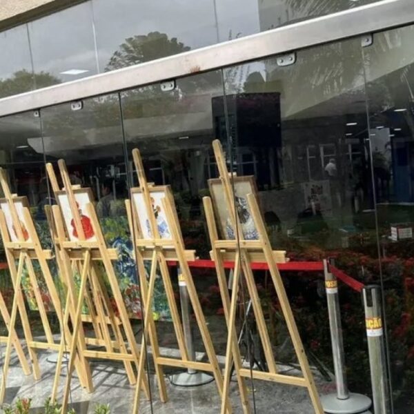 Assembleia Legislativa da Bahia apura caso de racismo religioso após obras com pinturas de orixás serem viradas durante evento gospel 