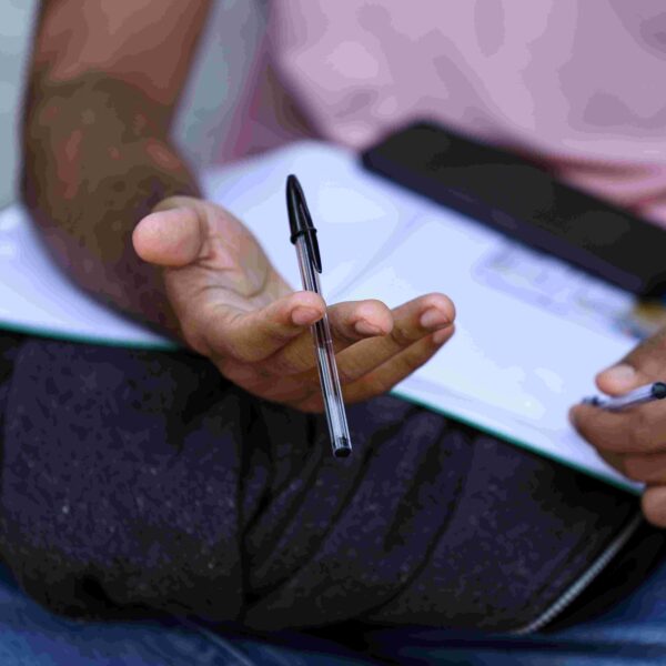 Brasil pode levar 16 anos para equiparar conclusão do ensino médio entre jovens brancos e negros, aponta estudo