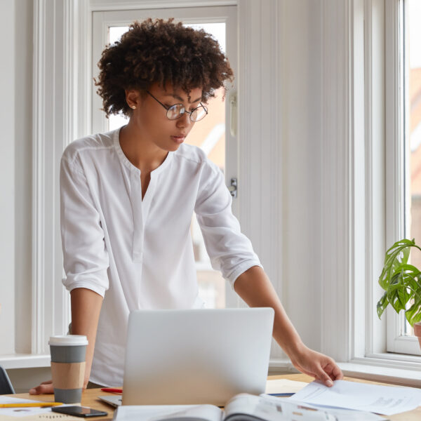 Pesquisa revela que mulheres negras ganham 53% menos que homens brancos no setor privado