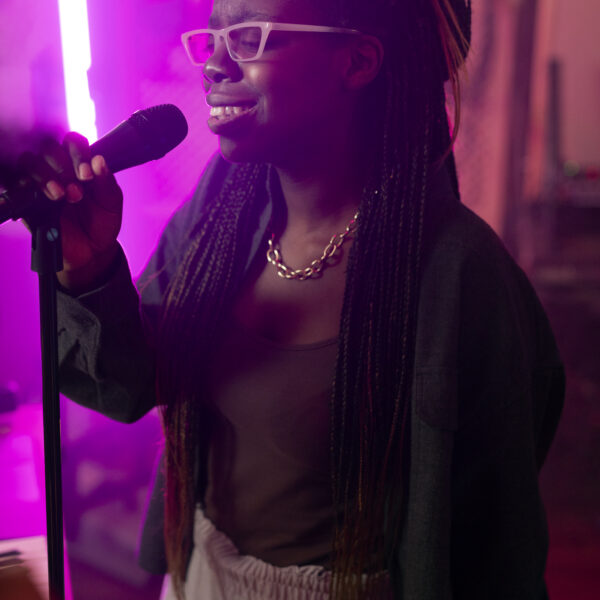 Indústria da música capta US$ 33 bilhões em receitas, enquanto artistas negros enfrentam dificuldades