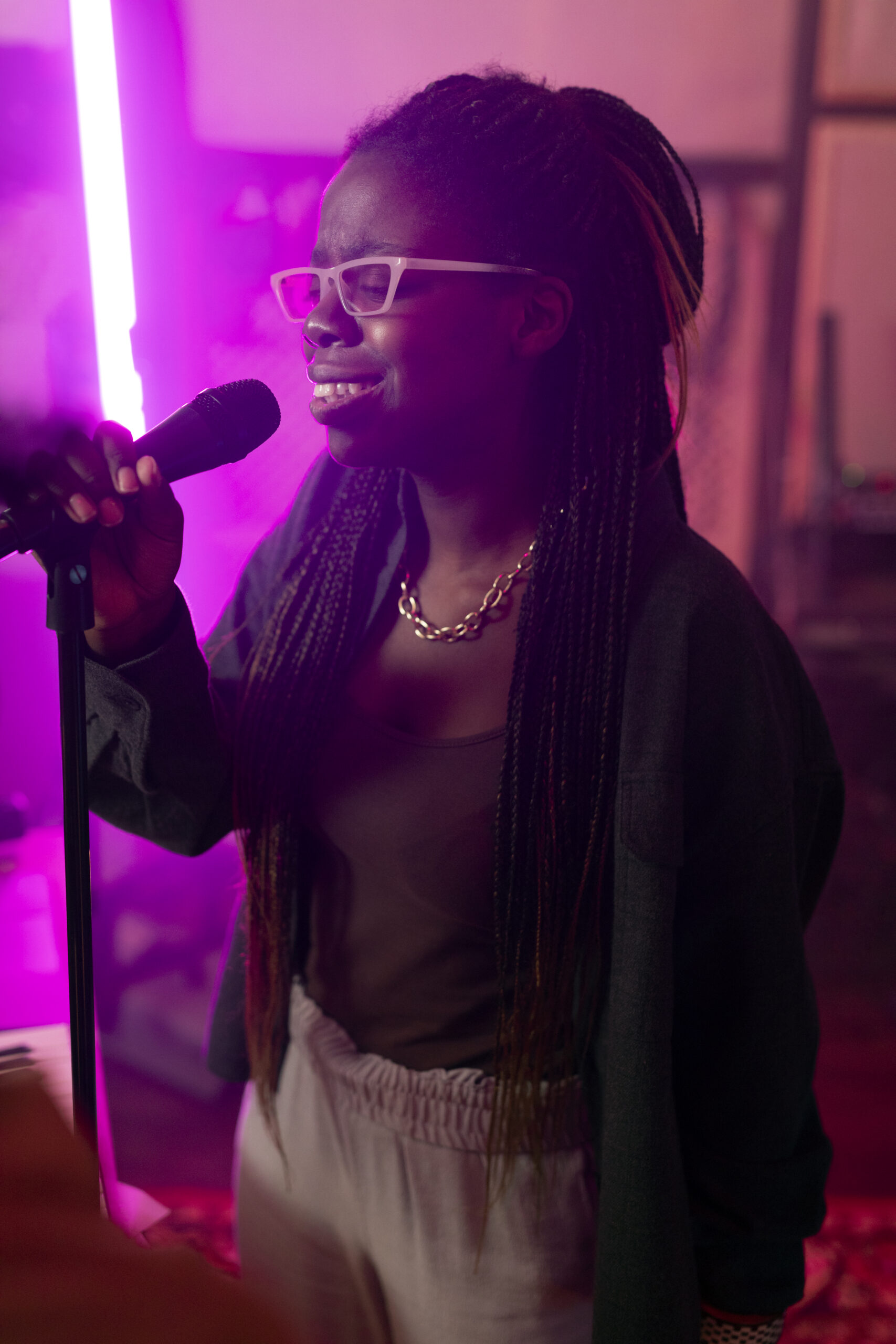 Indústria da música capta US$ 33 bilhões em receitas, enquanto artistas negros enfrentam dificuldades