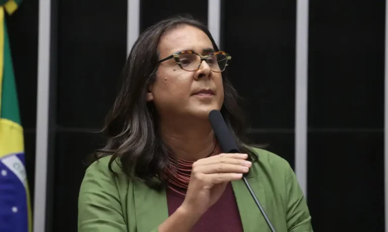 Deputado bolsonarista ameaça Duda Salabert durante sessão no plenário da Câmara