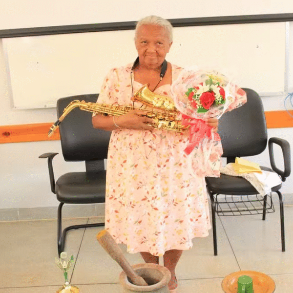 Aos 70 anos, dona Maria de Fátima conclui a Licenciatura e transforma a própria trajetória em pesquisa