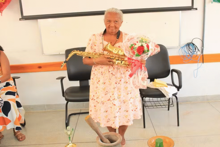 Aos 70 anos, dona Maria de Fátima conclui a Licenciatura e transforma a própria trajetória em pesquisa