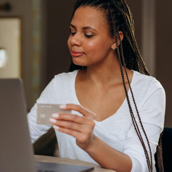 Consumo global de pessoas negras deve alcançar US$ 1,7 trilhão, mas 34% ainda sofrem discriminação racial