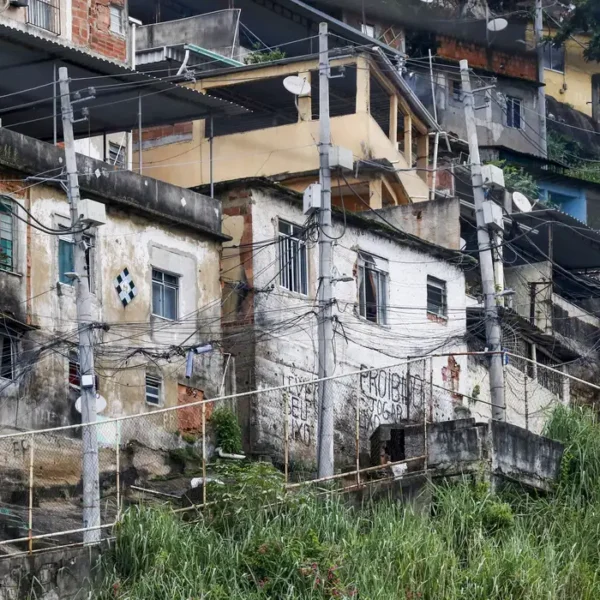 Menos da metade das vias em favelas da Bahia, Pernambuco e Alagoas possuem condições para circulação do transporte público