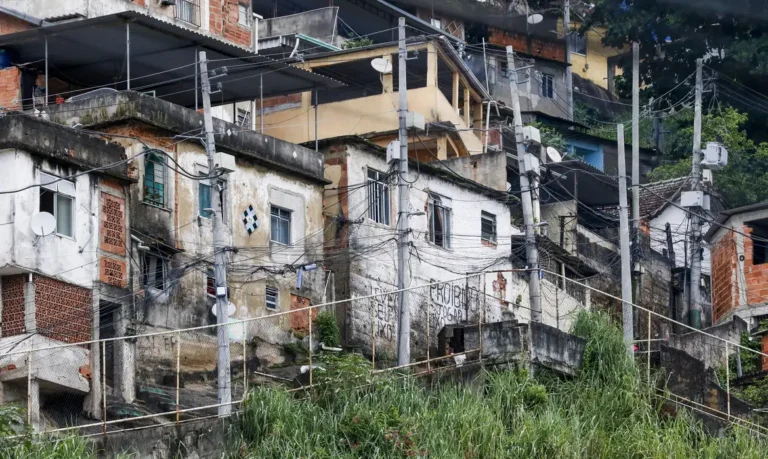 Menos da metade das vias em favelas da Bahia, Pernambuco e Alagoas possuem condições para circulação do transporte público