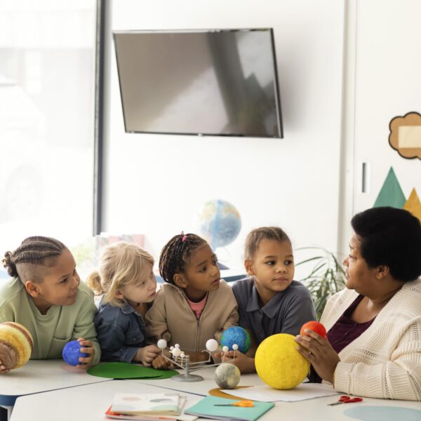 Presença de docentes negros fortalece permanência escolar de alunos negros, revela pesquisa
