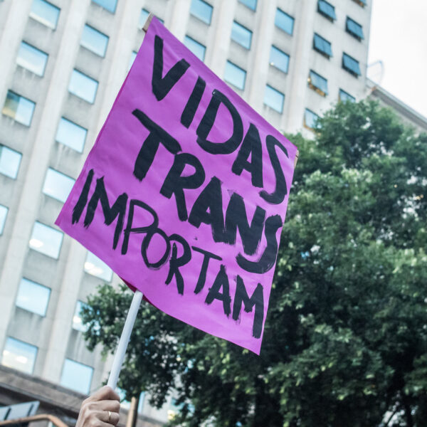 Justiça Federal obriga X Brasil a restabelecer proteção à população trans em sua política de uso