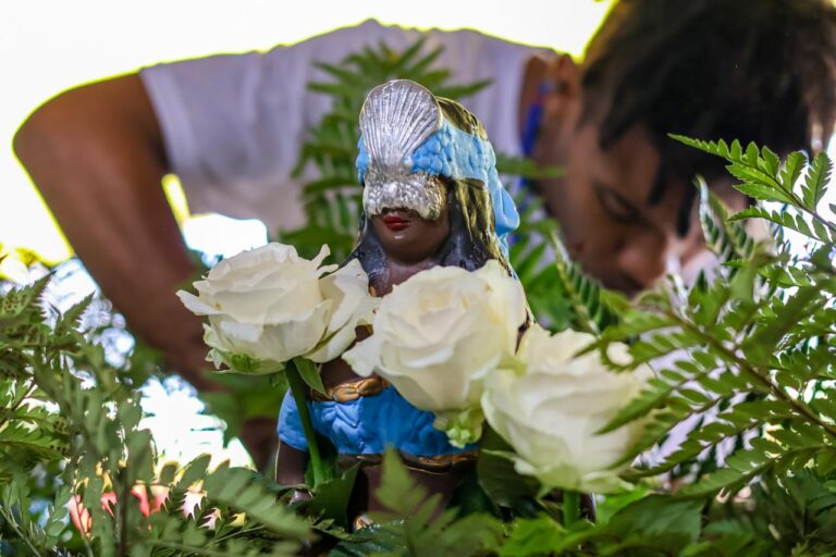 Comunidade da Gamboa de Baixo mantém tradição de oferendas a Iemanjá há 47 anos