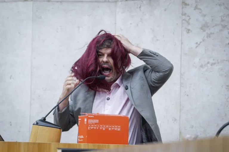 Com peruca e falas transfóbicas, vereador Adrilles Jorge critica PL contra a misoginia durante sessão na Câmara de São Paulo (SP)