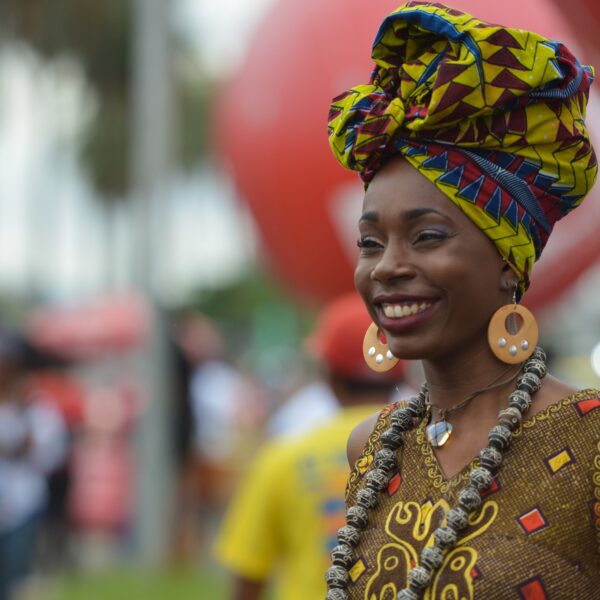 Projeto cultural oferece oficinas de adereços de afoxé em Salvador (BA)