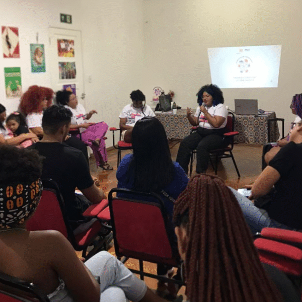 Projeto Mulheres Aprendendo Inglês lança bolsas afirmativas e sociais para novas turmas