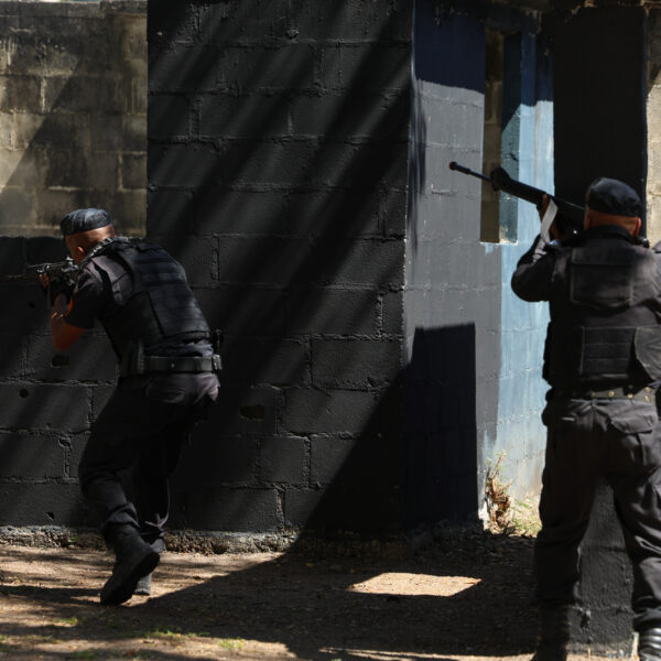 Dez PMs são denunciados por crimes durante operação considerada a maior chacina policial do país