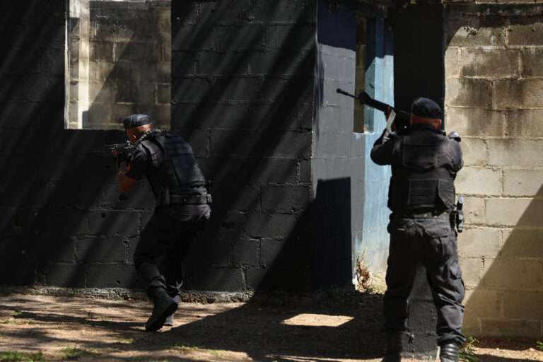 Dez PMs são denunciados por crimes durante operação considerada a maior chacina policial do país