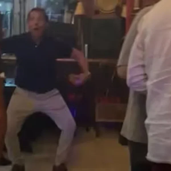 Pai de turista argentina presa por racismo é flagrado imitando macaco