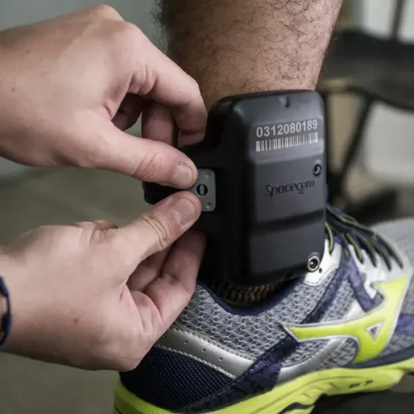 Sancionada a lei que prevê o uso imediato de tornozeleira eletrônica em agressores de mulheres